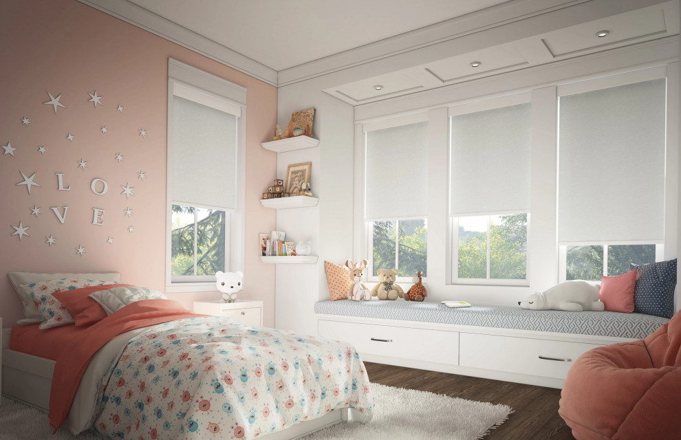 Modern inredning av ett mellanstort flickrum kombinerat med sovrum och för 4-10-åringar, med rosa väggar, mörkt trägolv och brunt golv
