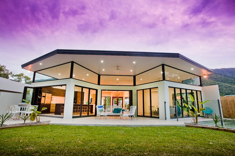 Large contemporary one-storey white exterior in Cairns.