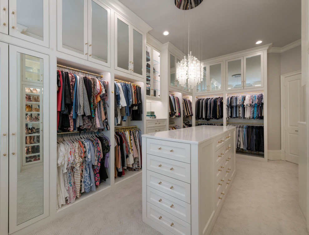Ejemplo de armario vestidor unisex clásico renovado grande con armarios con rebordes decorativos, puertas de armario blancas, moqueta y suelo gris