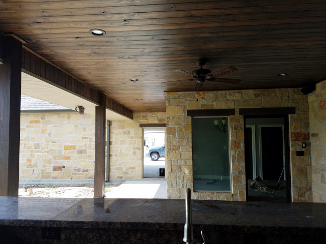 Adding a little custom look to back porch minimalistisch-patio