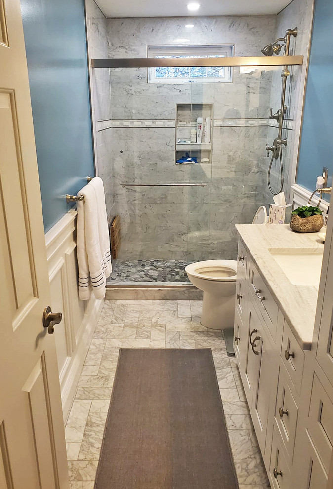 Idéer för små funkis vitt badrum, med vita skåp, en toalettstol med hel cisternkåpa, grå kakel, marmorkakel, blå väggar, marmorgolv, grått golv och dusch med skjutdörr