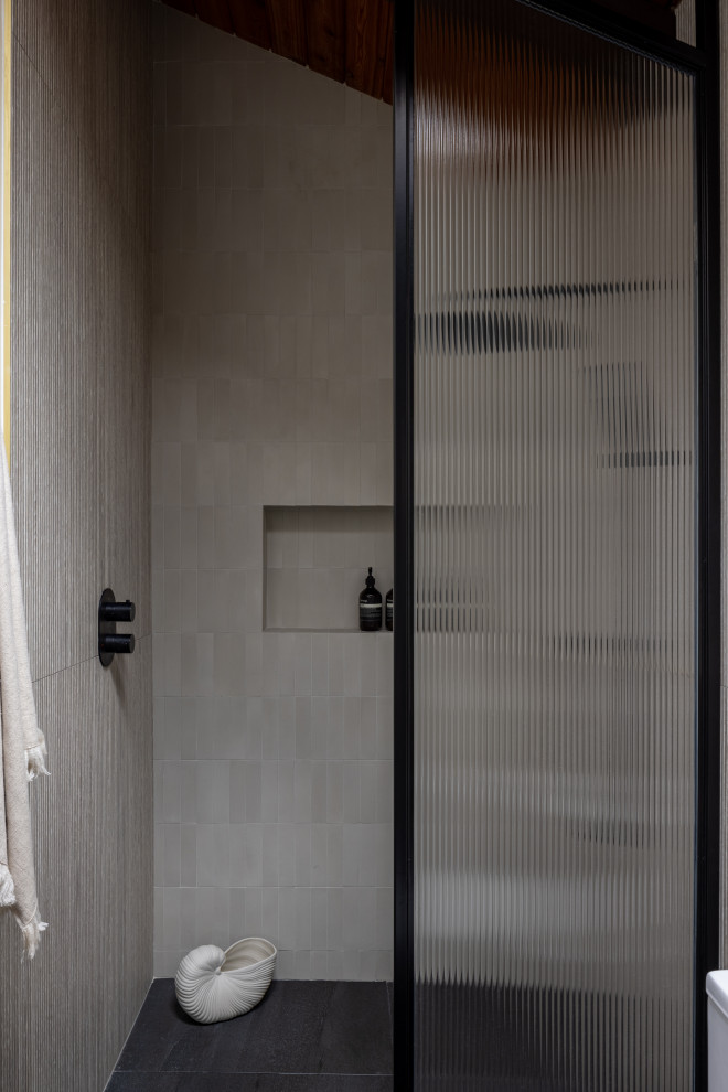 На фото: маленькая главная ванная комната в стиле неоклассика (современная классика) с плоскими фасадами, светлыми деревянными фасадами, открытым душем, унитазом-моноблоком, бежевыми стенами, полом из сланца, монолитной раковиной, столешницей из бетона, черным полом, шторкой для ванной, серой столешницей, тумбой под две раковины, напольной тумбой и балками на потолке для на участке и в саду