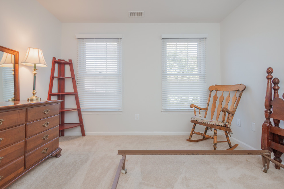 Esempio di una camera degli ospiti chic di medie dimensioni con pareti bianche, moquette e pavimento beige
