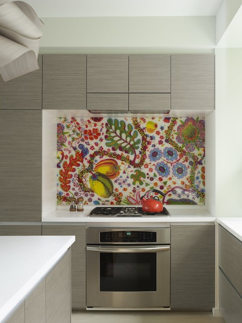 Bohemian Apartment Kitchen with Fabric Backsplash eklektisk-koekken