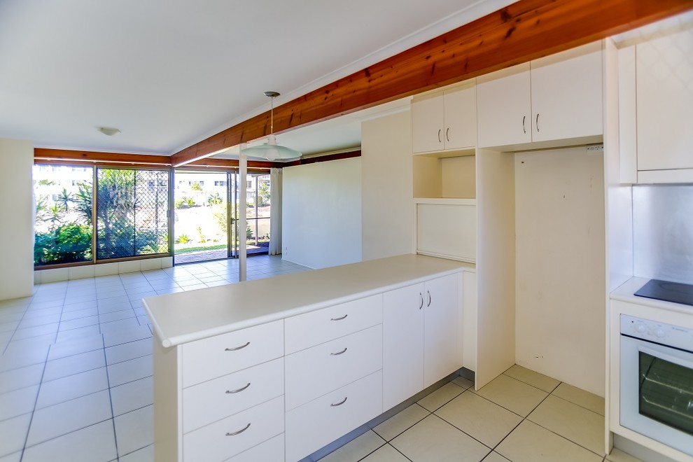 Inspiration for a tropical kitchen in Sunshine Coast.