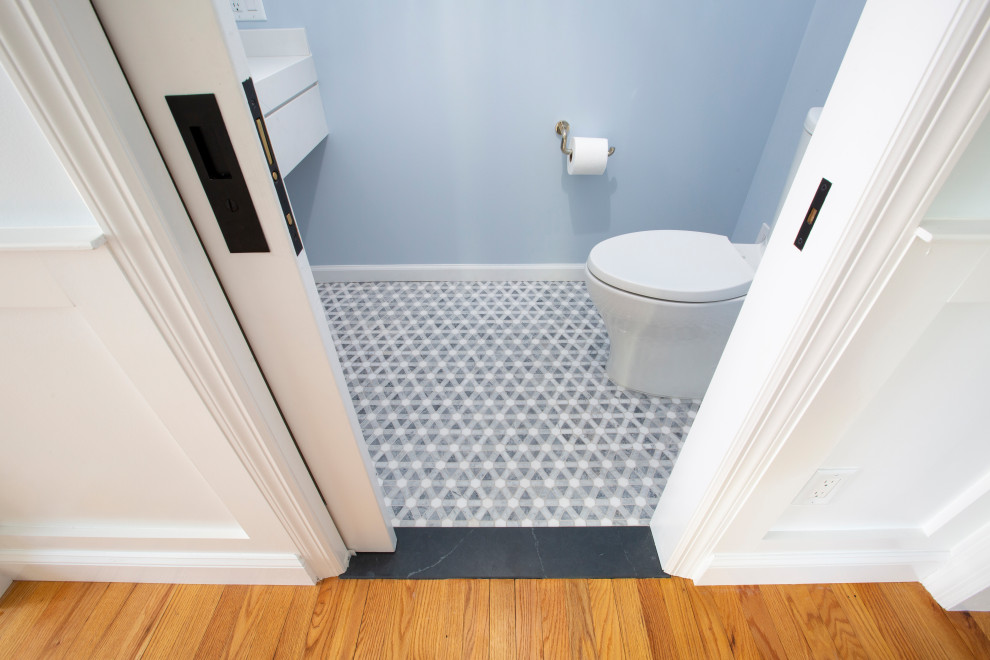 Imagen de cuarto de baño único y flotante tradicional renovado pequeño con suelo con mosaicos de baldosas, aseo y ducha, encimera de cuarzo compacto y encimeras turquesas