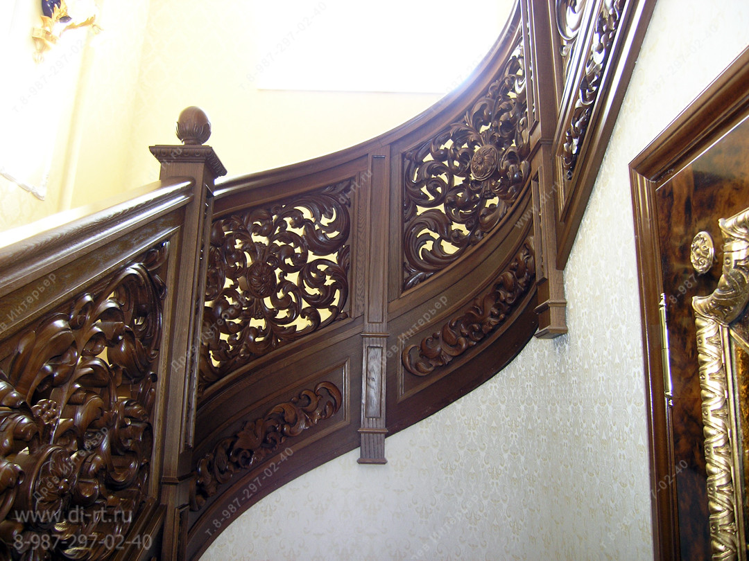 Лестница с резьбой