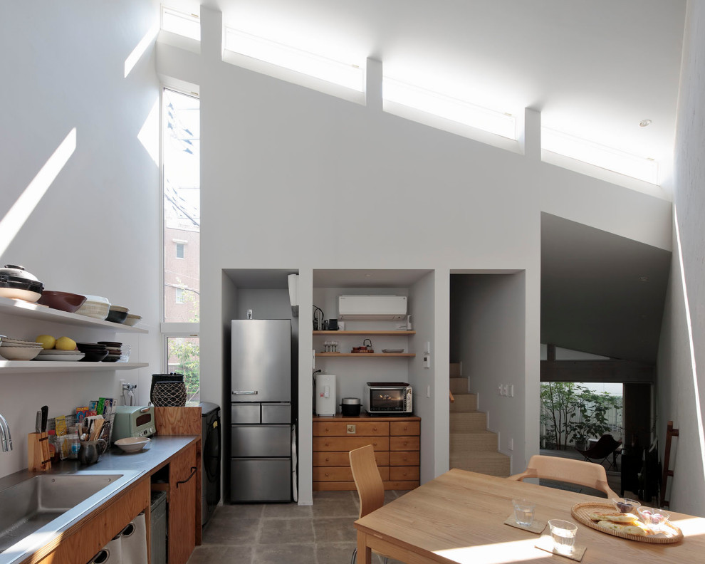 Ispirazione per una piccola sala da pranzo aperta verso la cucina minimalista con pareti bianche, pavimento in vinile, pavimento grigio, soffitto in carta da parati e carta da parati