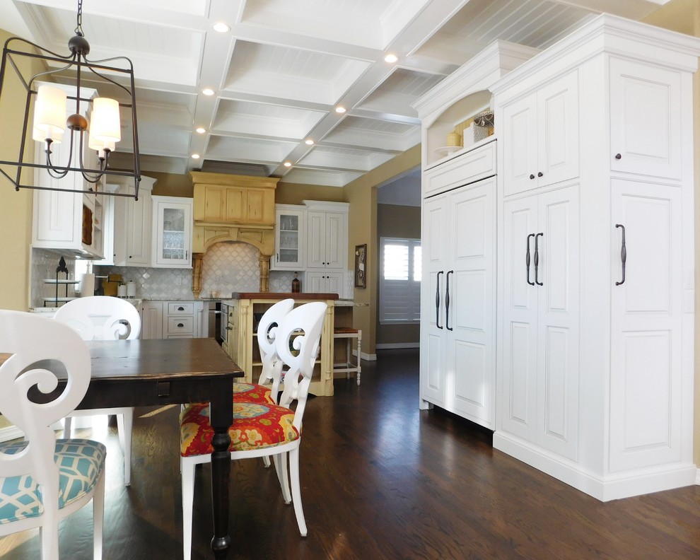 Idéer för stora shabby chic-inspirerade grått kök, med en rustik diskho, luckor med upphöjd panel, vita skåp, granitbänkskiva, vitt stänkskydd, stänkskydd i marmor, rostfria vitvaror, mörkt trägolv, en köksö och brunt golv
