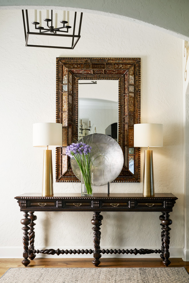 Elegant entryway photo in Los Angeles