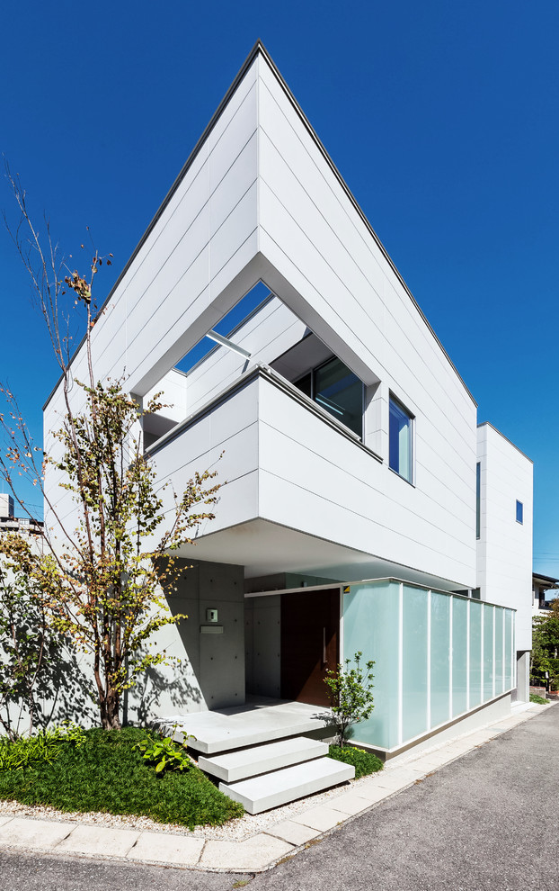 Mid-sized asian split-level white house exterior in Nagoya with a flat roof and a metal roof.