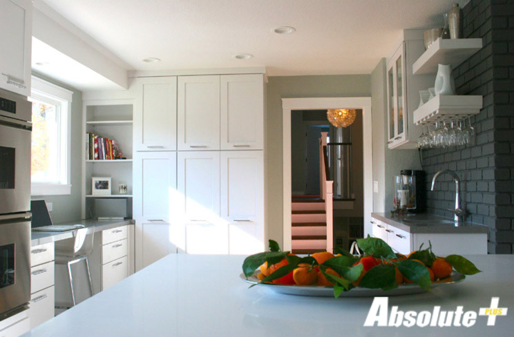 Mid-sized transitional medium tone wood floor kitchen photo in New York with an undermount sink, shaker cabinets, white cabinets, quartz countertops, gray backsplash, glass tile backsplash and an island