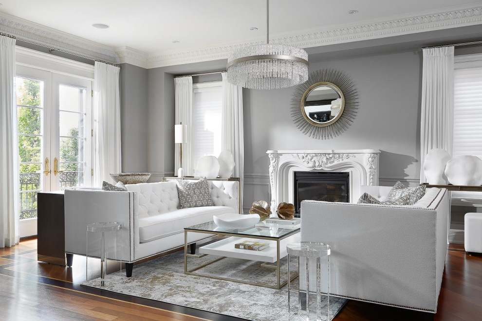 Großes, Repräsentatives, Abgetrenntes Klassisches Wohnzimmer mit grauer Wandfarbe, braunem Holzboden, Kamin und verputzter Kaminumrandung in Toronto
