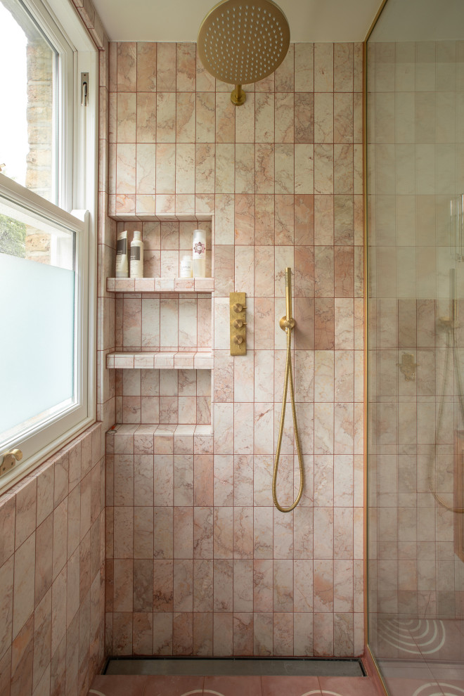 Idéer för ett mellanstort modernt badrum för barn, med släta luckor, skåp i mellenmörkt trä, en öppen dusch, en vägghängd toalettstol, rosa kakel, marmorkakel, rosa väggar, cementgolv, träbänkskiva, rosa golv och med dusch som är öppen