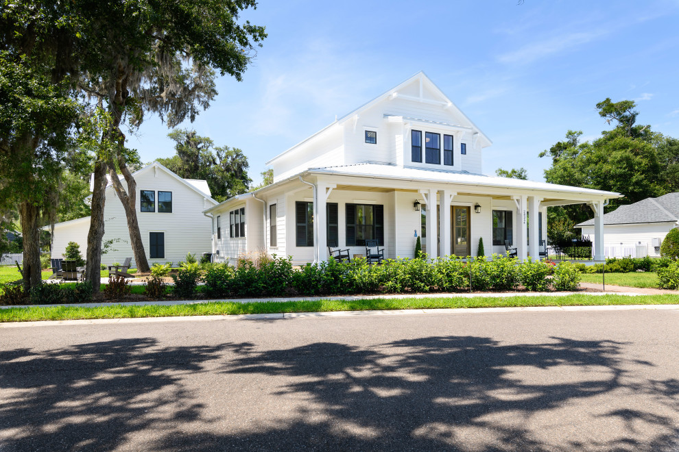Geräumiges, Zweistöckiges Landhaus Einfamilienhaus mit weißer Fassadenfarbe, weißem Dach, Faserzement-Fassade, Walmdach, Blechdach und Verschalung in Jacksonville