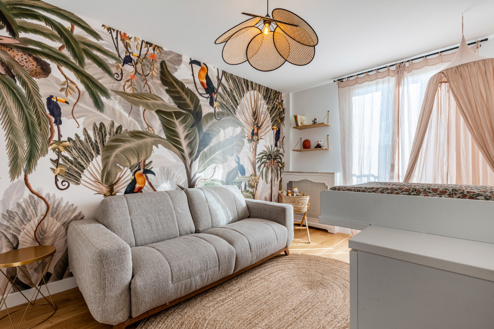 Mittelgroßes, Neutrales Retro Babyzimmer mit beiger Wandfarbe, hellem Holzboden, braunem Boden und Tapetenwänden in Paris
