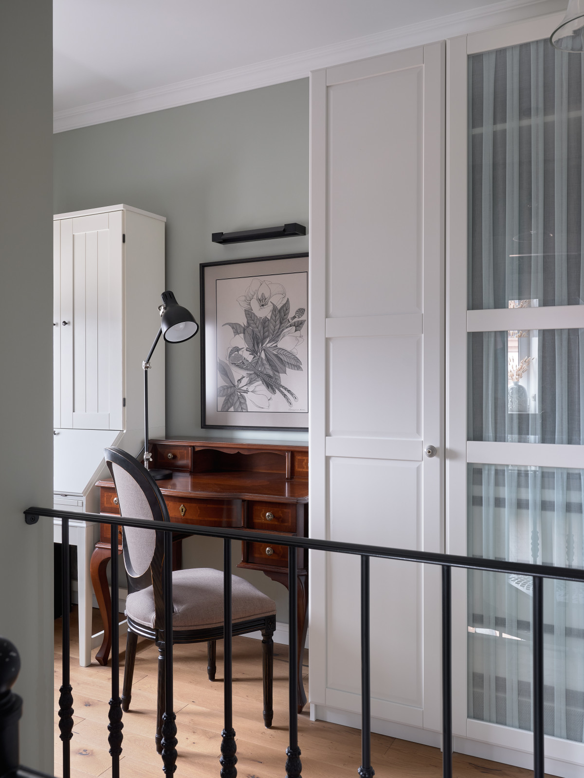 Серый элегантный