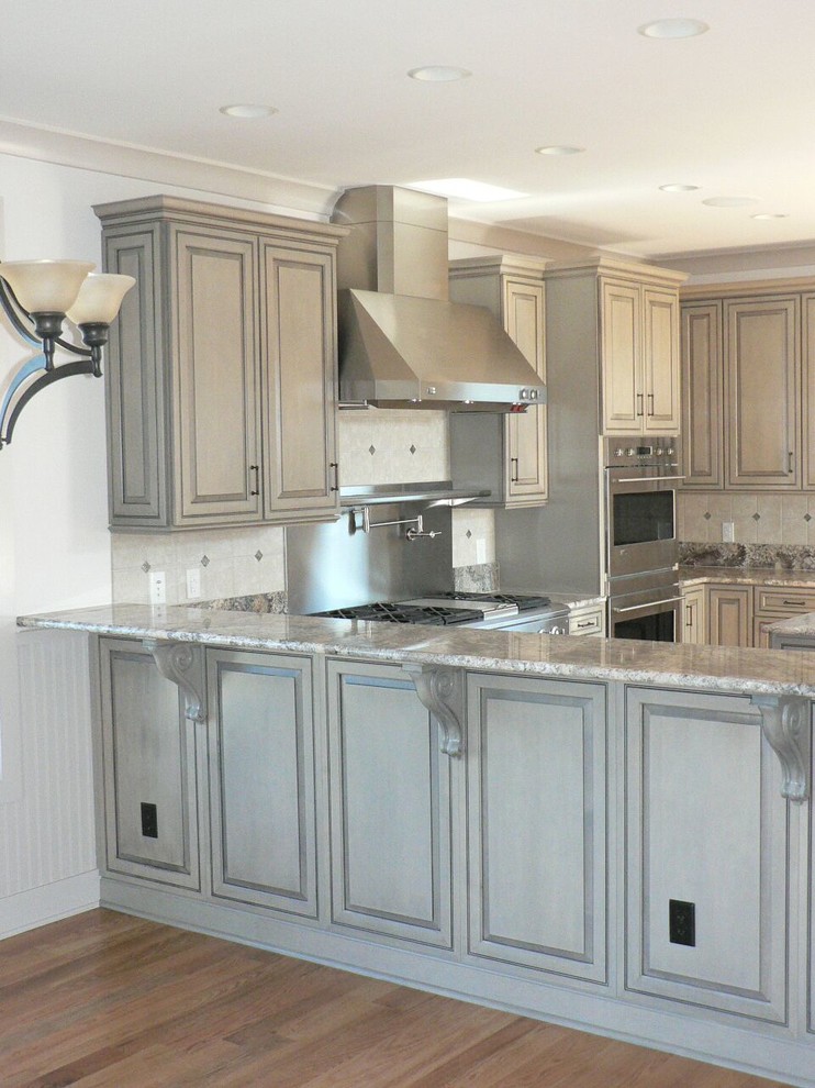 Transitional kitchen photo in Orange County