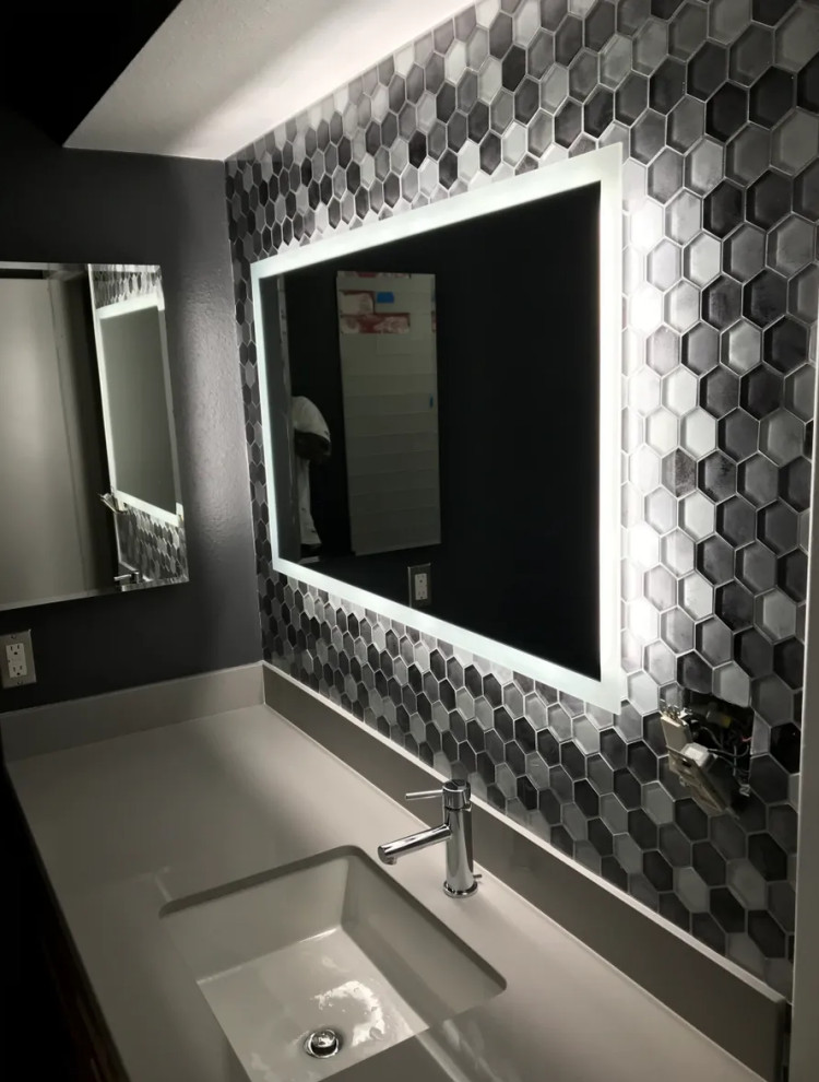 Exempel på ett stort modernt grå grått en-suite badrum, med svarta skåp, svart och vit kakel, ett undermonterad handfat, mosaik, grå väggar och bänkskiva i kvartsit