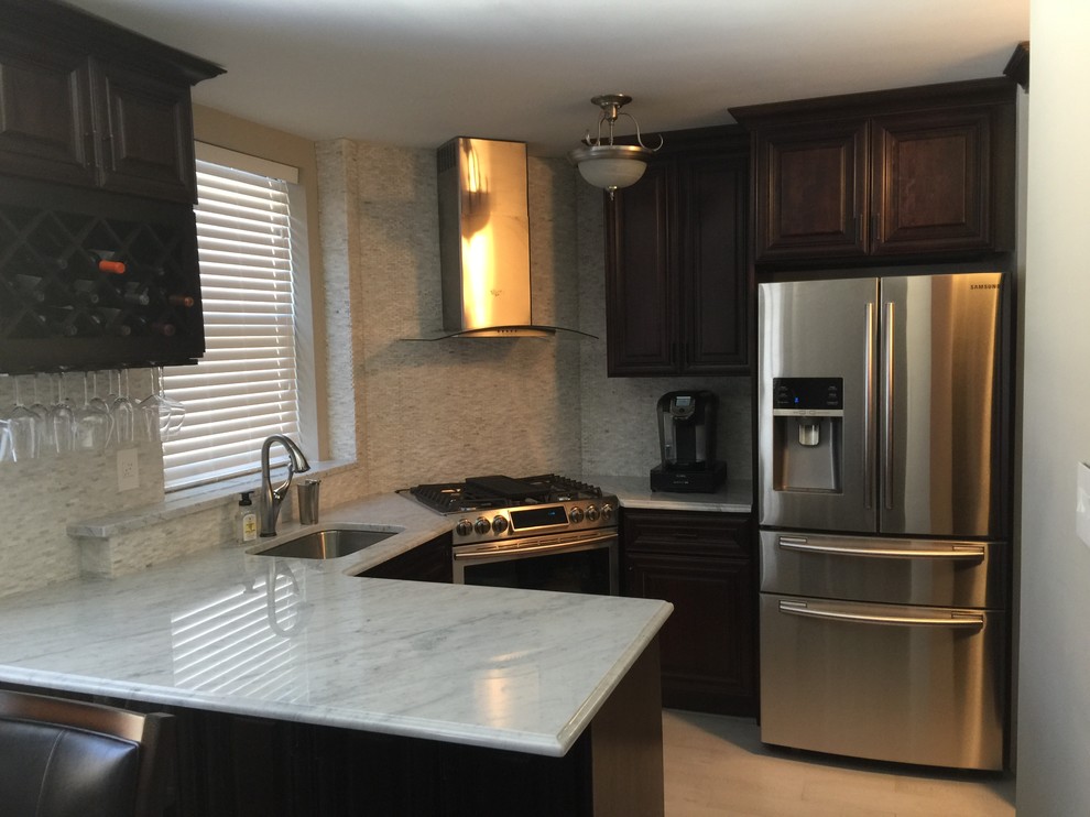 Kitchen - modern kitchen idea in New York