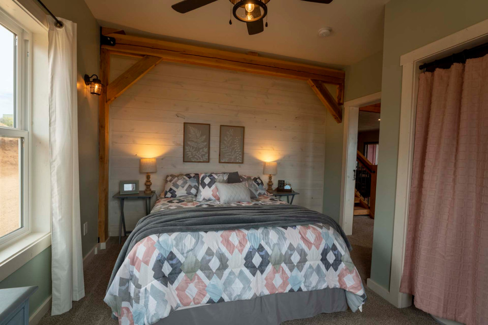 Imagen de dormitorio principal rústico de tamaño medio sin chimenea con paredes grises, moqueta, suelo beige y vigas vistas