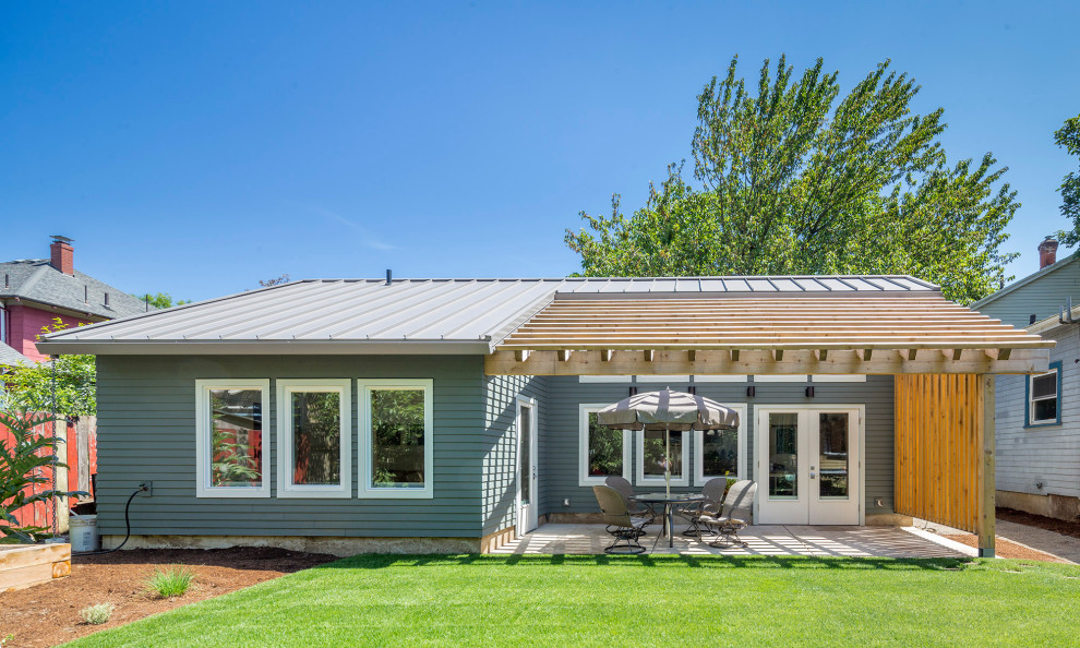 Idee per la villa piccola blu moderna a un piano con rivestimento con lastre in cemento, tetto a capanna, copertura in metallo o lamiera e tetto grigio