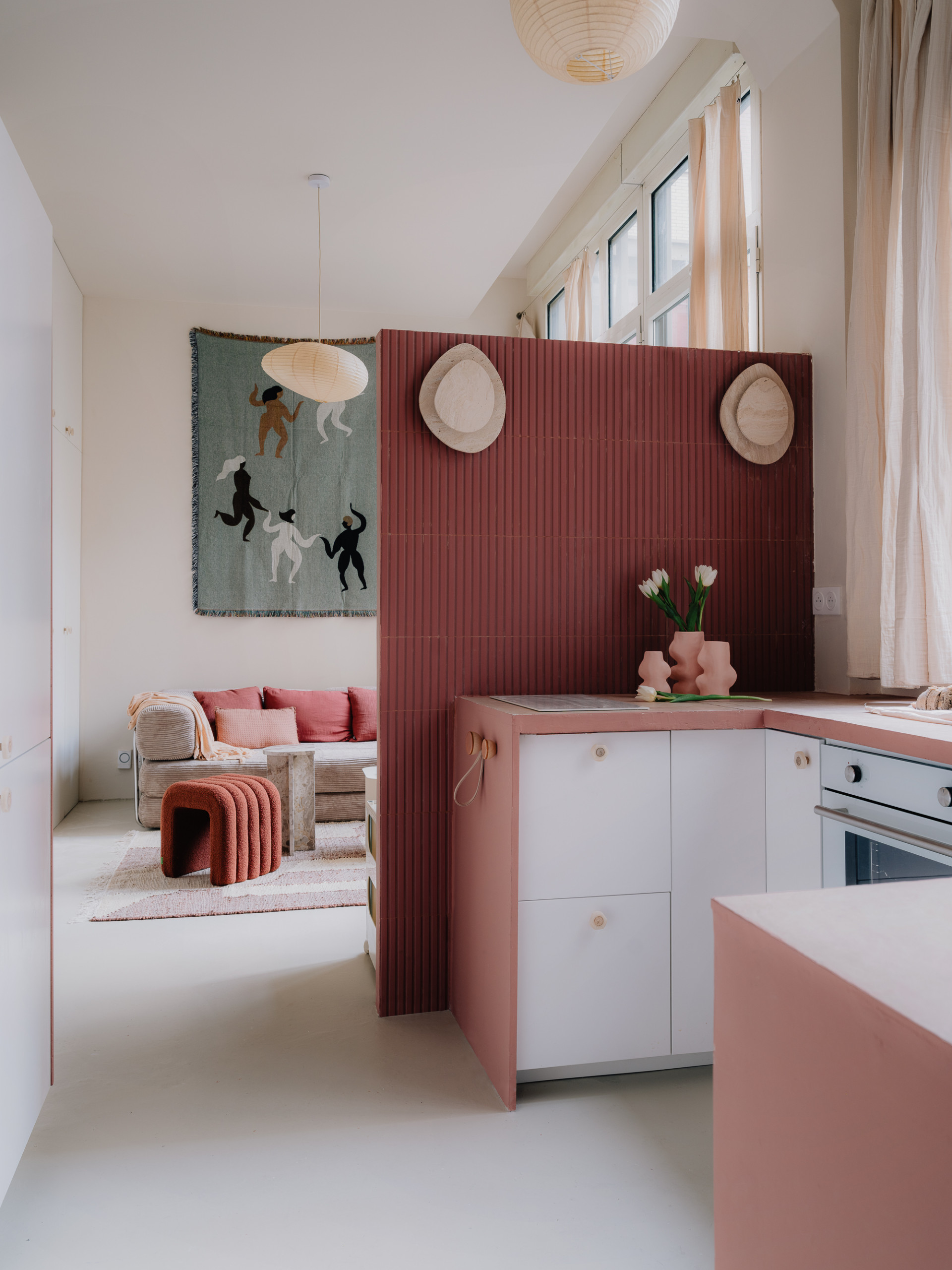 Example of a mid-century modern kitchen design in Paris
