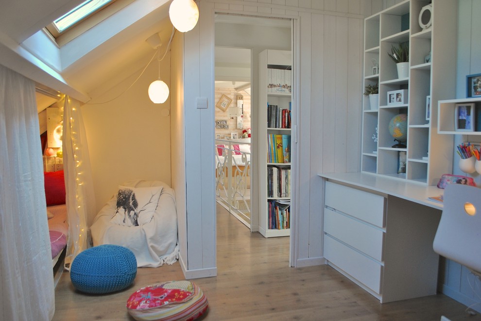 Small contemporary kids' room in Nantes with white walls and light hardwood floors for girls.