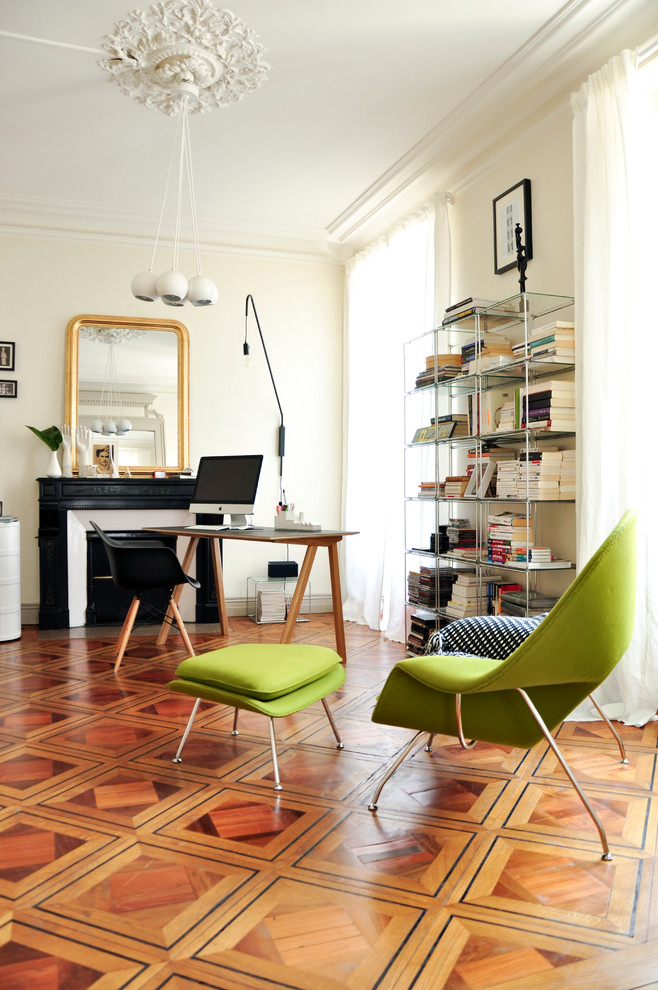 Inspiration for a contemporary study room in Paris with a freestanding desk.