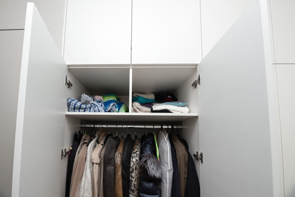 Гардероб и шкаф в прихожую в минималистичном стиле