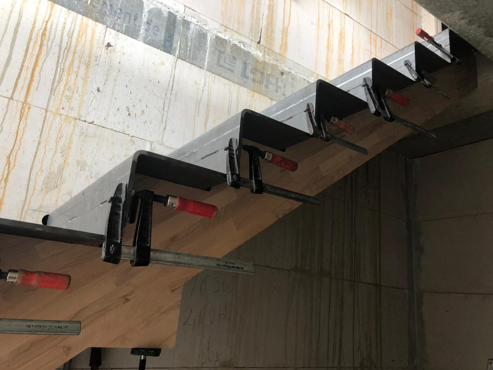 Cette photo montre un escalier droit industriel avec des marches en métal, des contremarches en métal et un garde-corps en métal.