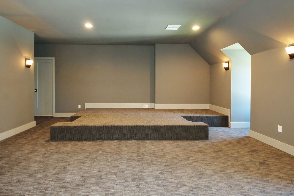 Идея дизайна: изолированный домашний кинотеатр в стиле неоклассика (современная классика) с серыми стенами и ковровым покрытием