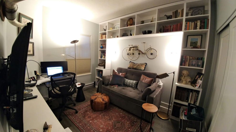 Immagine di uno studio boho chic con pareti grigie, pavimento in vinile, scrivania incassata e pavimento grigio