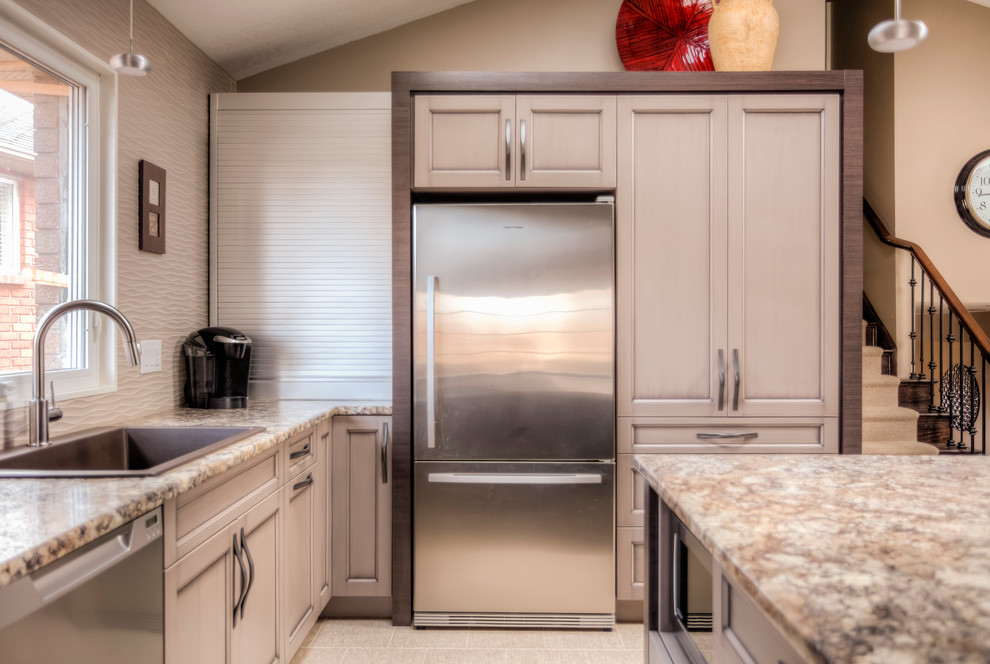 Kitchen - transitional kitchen idea in Toronto