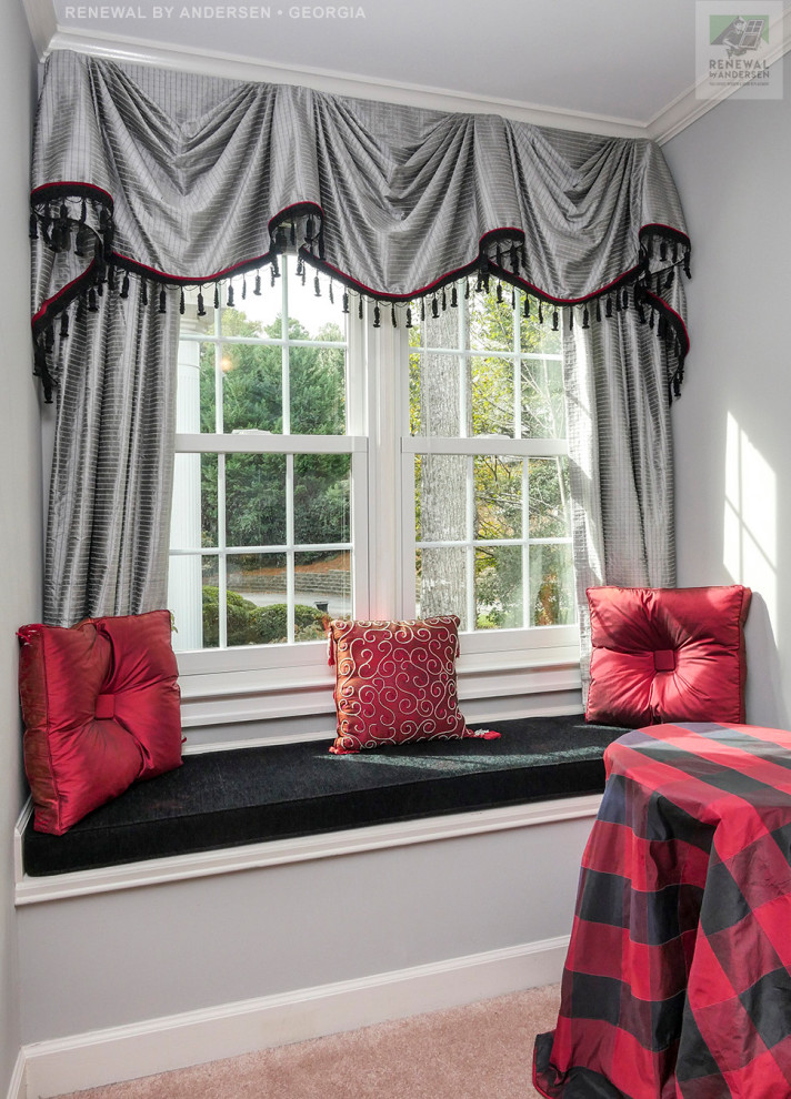 Стильный дизайн: гостевая спальня среднего размера, (комната для гостей) с серыми стенами, ковровым покрытием и розовым полом без камина - последний тренд