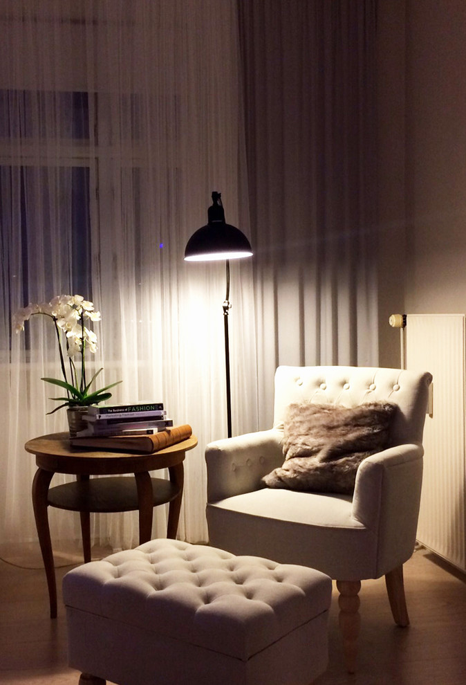 コペンハーゲンにある小さなシャビーシック調のおしゃれなLDK (ライブラリー、白い壁、標準型暖炉、木材の暖炉まわり、据え置き型テレビ) の写真