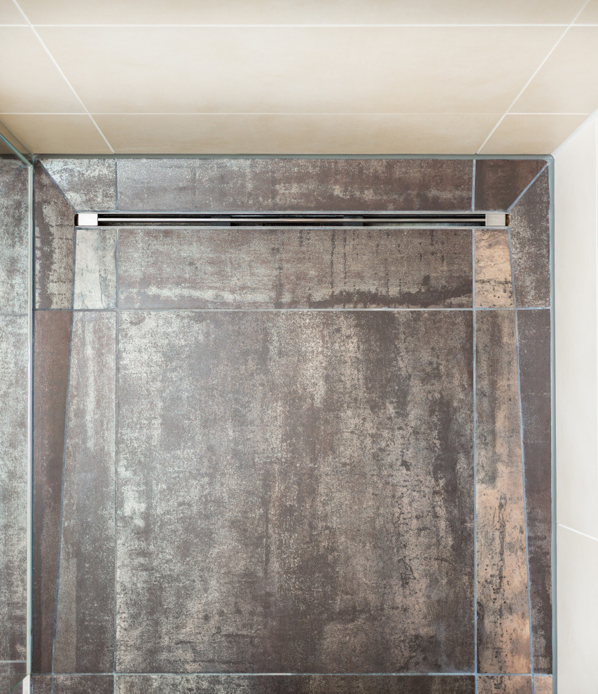 Mittelgroßes Klassisches Duschbad mit flächenbündigen Schrankfronten, weißen Schränken, offener Dusche, Urinal, beigen Fliesen, weißer Wandfarbe, Aufsatzwaschbecken, offener Dusche und weißer Waschtischplatte in Stuttgart