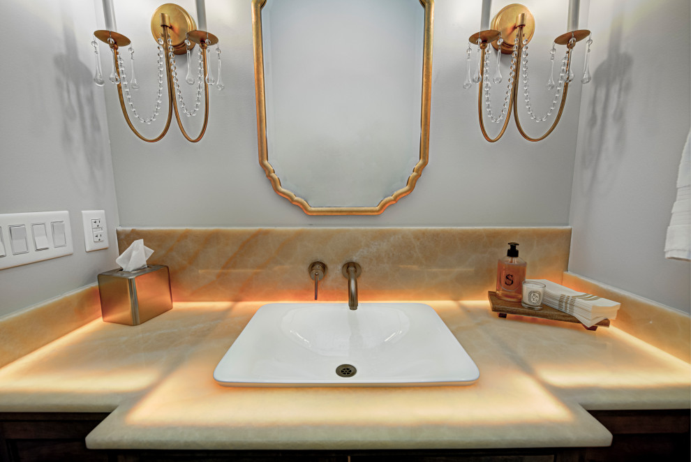 インディアナポリスにある中くらいなコンテンポラリースタイルのおしゃれなトイレ・洗面所 (グレーの壁、御影石の洗面台、造り付け洗面台、オーバーカウンターシンク、オレンジの洗面カウンター) の写真