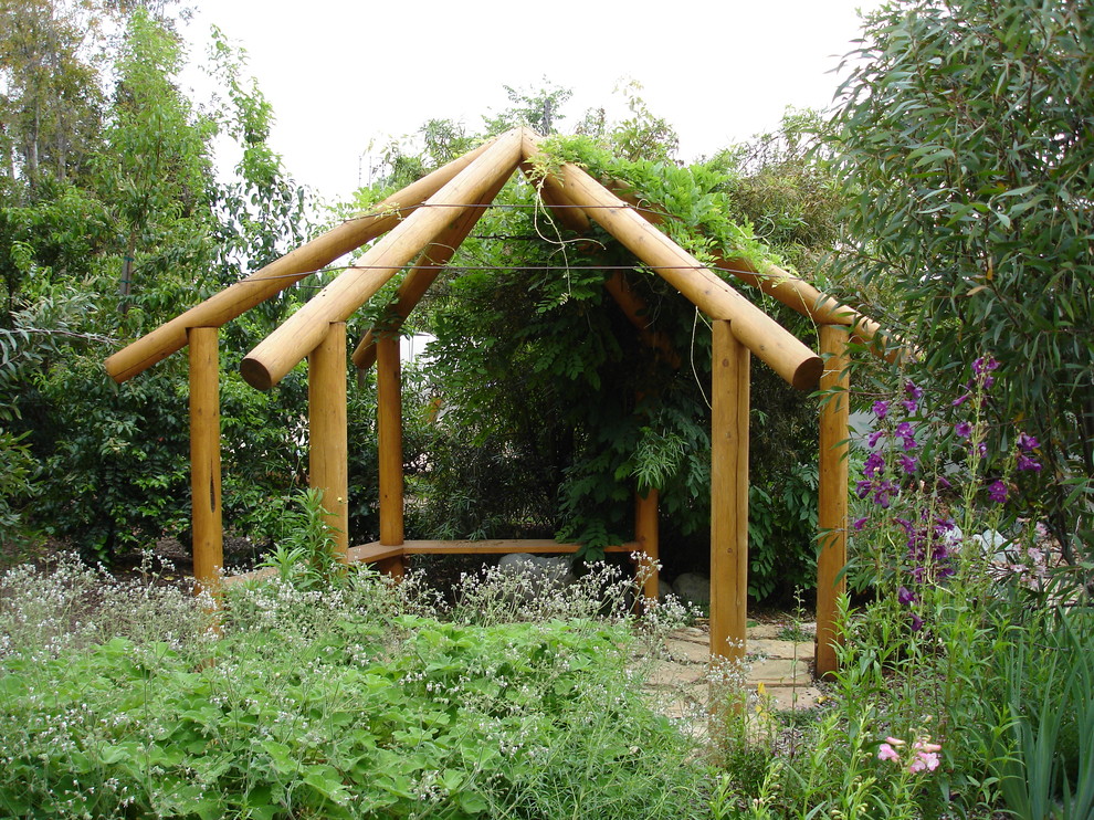Design ideas for a rustic landscaping in Los Angeles.