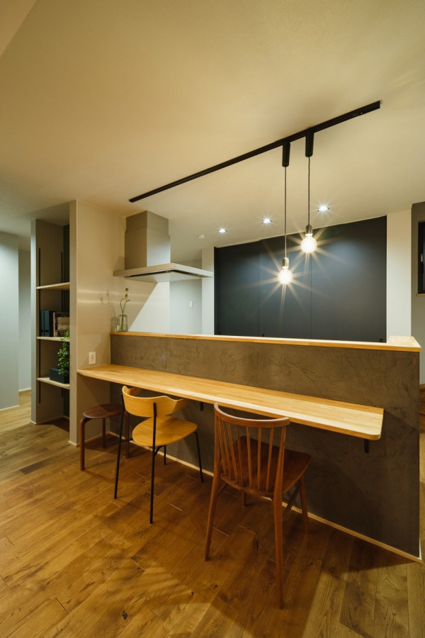 Exemple d'une salle à manger avec un sol en bois brun, un sol marron, un plafond en papier peint, du papier peint et éclairage.