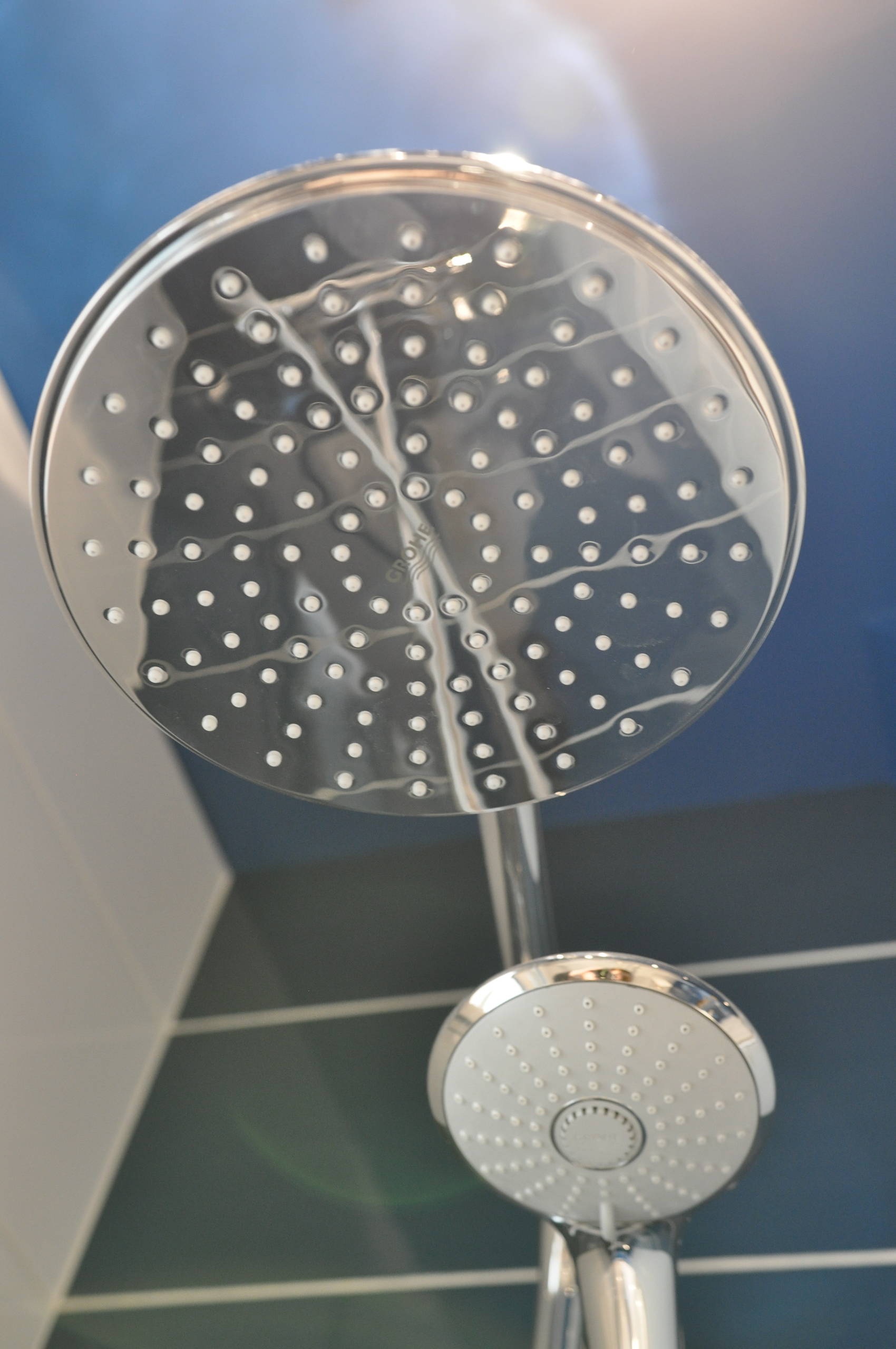 salle de bain bleu et blanc