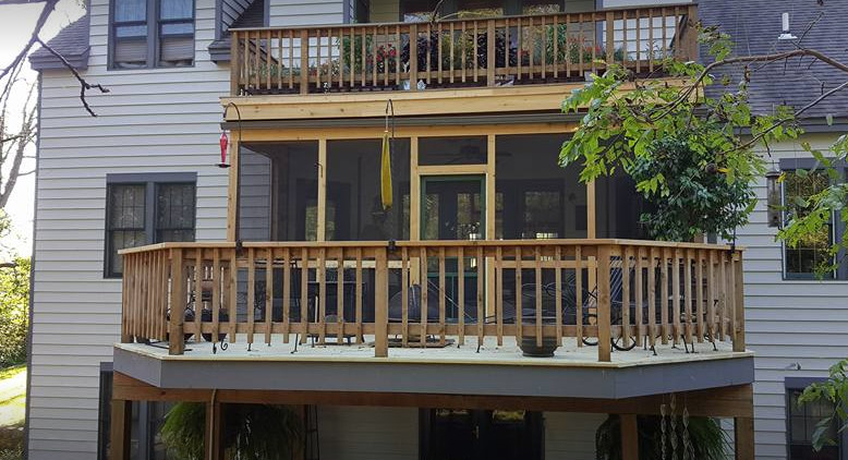 Inspiration for a small coastal backyard deck remodel in Chicago with no cover