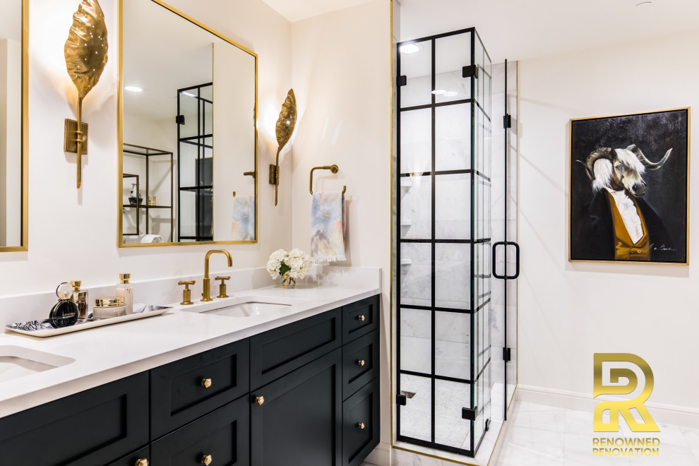 Стильный дизайн: главная ванная комната среднего размера в стиле модернизм с фасадами в стиле шейкер, черными фасадами, отдельно стоящей ванной, угловым душем, унитазом-моноблоком, белой плиткой, керамической плиткой, желтыми стенами, полом из керамической плитки, врезной раковиной, столешницей из искусственного кварца, белым полом, душем с распашными дверями, белой столешницей, тумбой под две раковины и встроенной тумбой - последний тренд