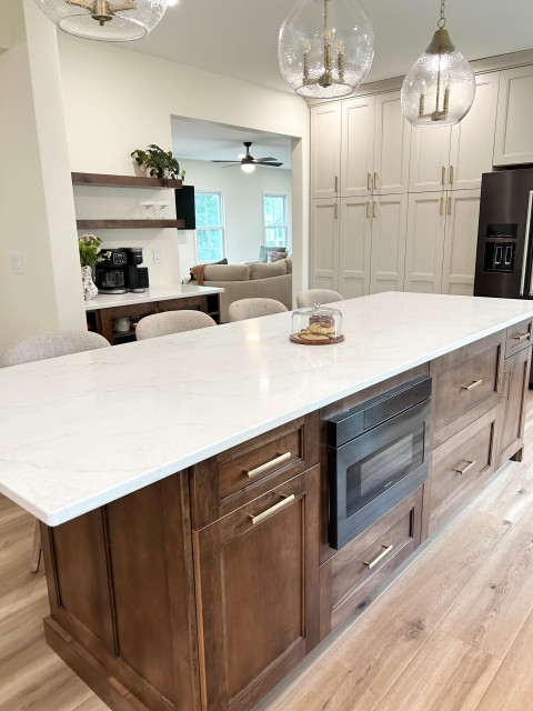 Accessible Beige and Maple Mocha Kitchen Design clasico-renovado-cocina