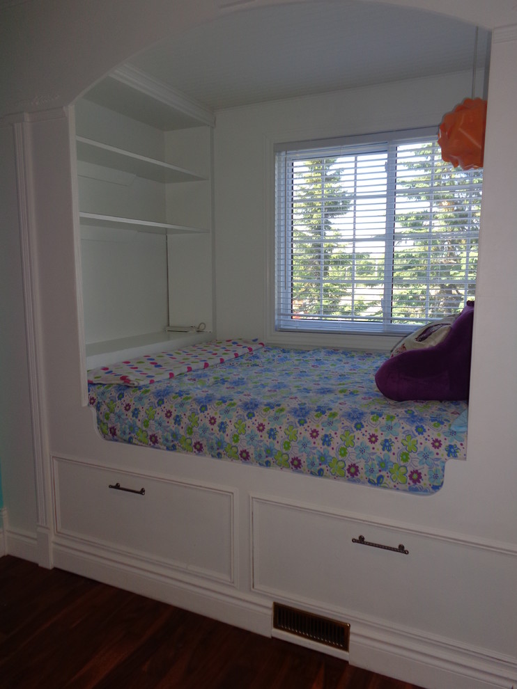 This is an example of a mid-sized transitional kids' room for girls in Toronto with green walls.