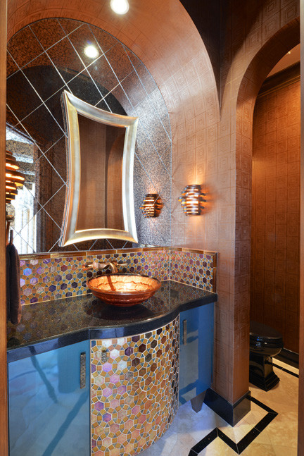 Immagine di una stanza da bagno vittoriana di medie dimensioni con lavabo a bacinella, ante di vetro, ante blu, top in granito, piastrelle multicolore, piastrelle in pietra e pareti beige