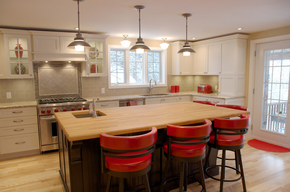 Photo of a transitional kitchen in Ottawa.