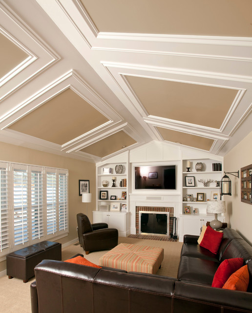 Transitional sloped ceiling detail nyklassisk-vardagsrum
