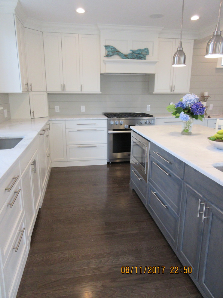 Example of a transitional home design design in Providence