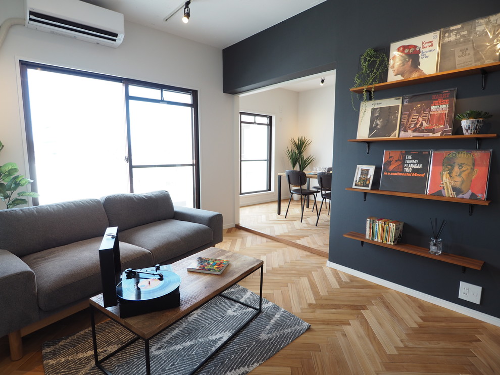 This is an example of a midcentury living room in Osaka.